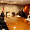 La presidenta de la Corte Suprema de Justicia, Alicia Pucheta, acompañada de los vicepresidentes José Raúl Torres Kirmser y Miryam Peña, los ministros Gladys Bareiro de Módica y Luis María Benítez Riera, y el intendente Mario Ferreiro, durante la reunión.