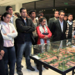 Los visitantes observando documentos en el interior del Museo de la Justicia.