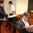 Funcionarios del SNFJ entregan materiales informativos a los facilitadores.
