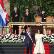 El mandatario Mario Abdo Benítez y esposa, saludando a los presentes.