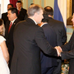 La máxima autoridad judicial saluda a uno de los nuevos embajadores.