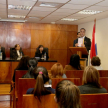 Marcelo Jara de la Oficina de la Dirección Inducción, hablando a los pasantes