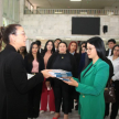 La encargada de la cátedra Abg. María José Florentín Florentín quien también es magistrada judicial, recibió ejemplares del Código de la Niñez y Adolescencia.