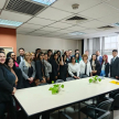 Estudiantes de la carrera de Derecho de la Universidad Nacional del Este junto a los magistrados y docentes de la UNE.