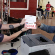 Entrega de la chapa por parte de funcionarios del Registro.