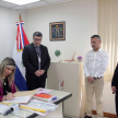 La magistrada Cynthia Sostoa Santander suscribe la documentación durante el procedimiento de entrega de los bienes incautados a la Senabico.