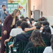 Activa participación de los estudiantes durante la charla educativa.