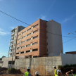 La distribución del edificio se desarrolla en diez niveles, desde el segundo subsuelo hasta la azotea, incluyendo estacionamientos, oficinas técnicas, juzgados especializados en materia Penal, Civil y Comercial, Laboral y de la Niñez y Adolescencia.
