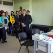 Los visitantes escuchan atentamente al juez Hugo Bécker.
