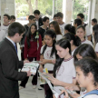 El licenciado Alda Avalos recibió a los alumnos y entregó materiales didacticos sobre la campaña educativa 