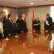 El presidente de la Corte Suprema intercambiando los documentos firmados con la decana de la Facultad de Filosofía.