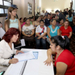 La ministra doctora Miryam Peña en conversación con una interna.