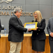 La doctora Juliana Giménez Portillo, presidenta del Consejo de Administración de la Circunscripción Judicial de Alto Paraná, hizo entrega de un reconocimiento al ministro Jiménez Rolón por su valioso aporte académico. 