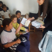 La encargada de la secretaría, licenciada Amada Herrera, entregó compendio de leyes a los alumnos.