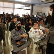 Entrega de materiales jurídicos a alumnos de la institución educativa.
