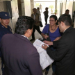 Abogados de los acusados deliberan en la sala de juicio.
