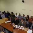 Abogados defensores y acusados en la sala de la audiencia pública.