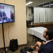 Los periodistas siguieron el desarrollo del juicio desde la sala de prensa a través de una pantalla gigante.