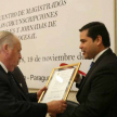El doctor Alvarado Velloso recibió una distinción por parte del intendente de Concepción, Alejandro Urbieta.