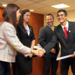 La abogada Nury Montiel haciendo entrega del certificado a uno de los ganadores.