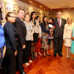 Posterior al juramento, las autoridades judiciales y la flamante abogada posaron para una fotografía acompañada de sus familiares.