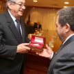 Tras la reunión, el presidente de la Corte entregó obsequios a los miembros de la Comisión de Coordinación y Seguimiento de la Cumbre Judicial Iberoamericana.