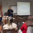 Tania Sánchez, de la Dirección de Comunicación, ante los estudiantes en el aula magna de la Universidad Católica.