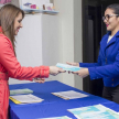 Entrega de materiales a los participantes de las charlas.
