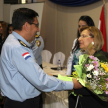 El comandante de la Policía Nacional entregó un arreglo floral a la titular de la Corte, por su participación en el conversatorio.