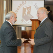 Camarista Carlos Ortiz Barrios, recibiendo su certificado de reconocimiento.