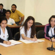 Los jóvenes se interesaron por la disertación, tomando notas.