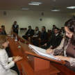 Los abogados firmaron el libro de acta tras jurar ante la Corte.
