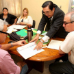 El encargado de Marcas y Señales explica el contenido de un documento.