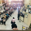 Profesionales concurren para el retiro de las escrituras.