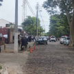 Funcionarios judiciales evacuando el edificio tras la amenza de bomba.