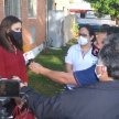 La donación consiste en 56 bidones de lavandina y 10 paquetes de toalla de papel.
