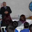 El doctor Benítez Riera exponiendo ante los alumnos. Aparece parado, el agregado de la DEA, Beenny Ortiz.