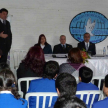 El juez Camilo Torres, hablando para los estudiantes sobre el peligro de la droga.