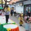 Durante la actividad, niños y niñas lucieron disfraces alegóricos de superhéroes y princesas, llenando de color y alegría la pasarela.