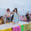 Los niños acompañados de los encargados de cada sala.