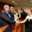 Saludo protocolar a las autoridades judiciales al culminar el juramento.