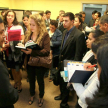 El coordinador de la Oficina de Quejas y Denuncias, abogado Edgar Escobar, conversando con los visitantes.