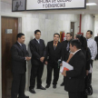El abogado Edgar Escobar, Director de Quejas y Denuncias, conversando con los visitantes.