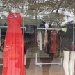 En la fundación llevan a cabo labores de carpintería, barbería, mueblería, olería, albañilería, ventas de muebles, ropas, celulares, estudio de radio y tv, entre otros.
