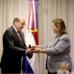 La presidenta de la Corte IDH obsequió el mazo de la justicia, símbolo del tribunal interamericano.