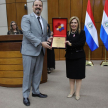 En el marco de la ceremonia, desarrollada en la Sala Bicameral del Congreso Nacional, el doctor Sosa Nicoli recibió un reconocimiento por su colaboración como integrante del equipo docente.