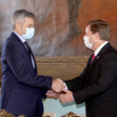 Durante el saludo, el presidente de la República, Mario Abdo Benítez, con el ministro Martínez Simón.