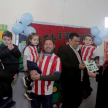 Los niños compartiendo con sus padres, entregando los obsequios.