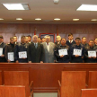 Tras el acto, los ministros de la Corte, doctor Antonio Fretes y Luis María Benítez Riera, y los participantes del curso posaron para la foto oficial.