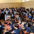 La jueza de la Niñez conversando con los alumnos.